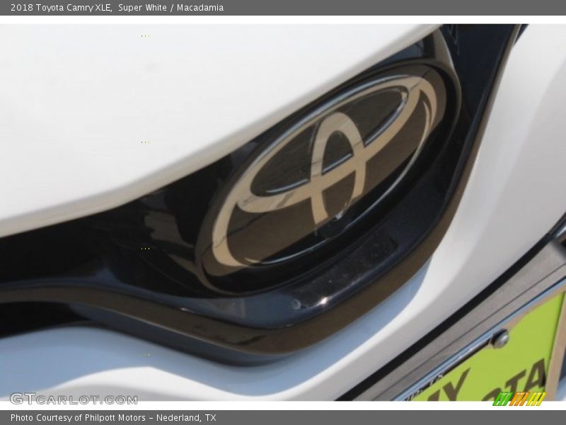 Super White / Macadamia 2018 Toyota Camry XLE