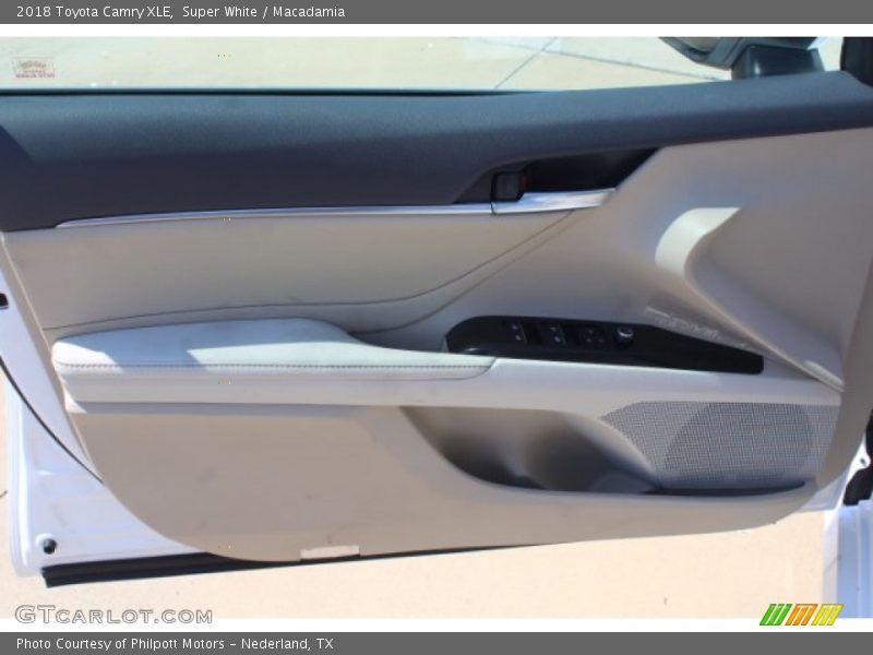 Super White / Macadamia 2018 Toyota Camry XLE