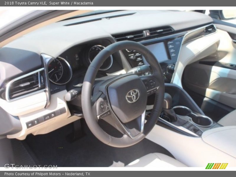 Super White / Macadamia 2018 Toyota Camry XLE