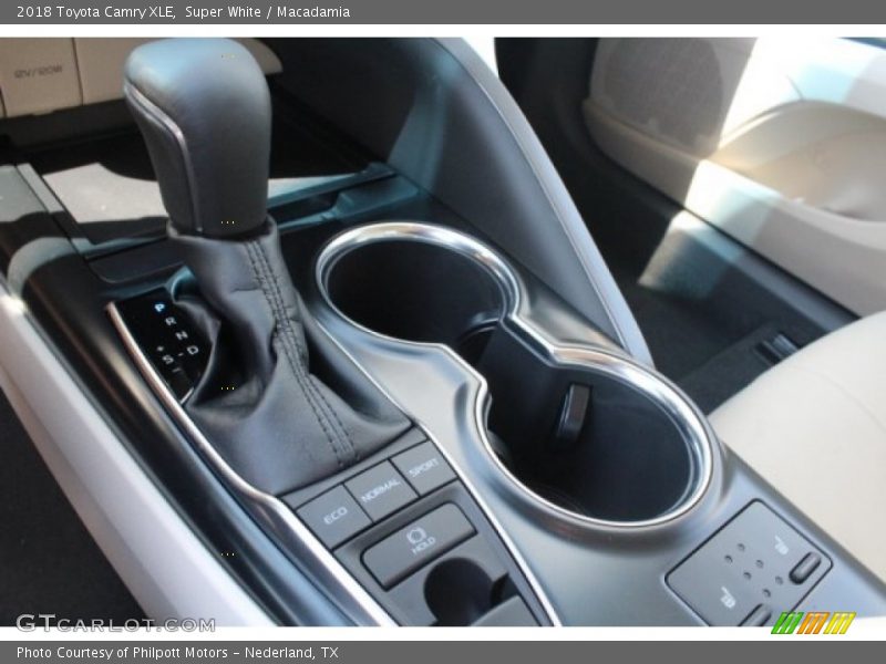 Super White / Macadamia 2018 Toyota Camry XLE
