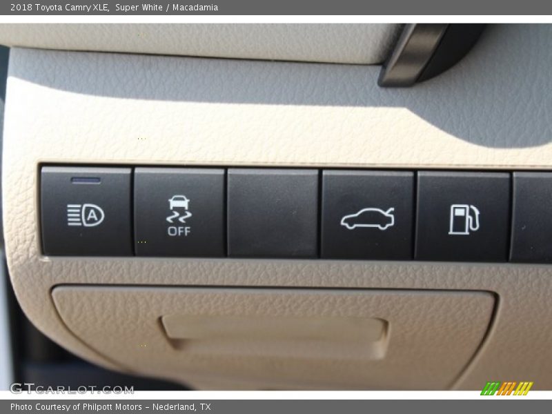 Super White / Macadamia 2018 Toyota Camry XLE