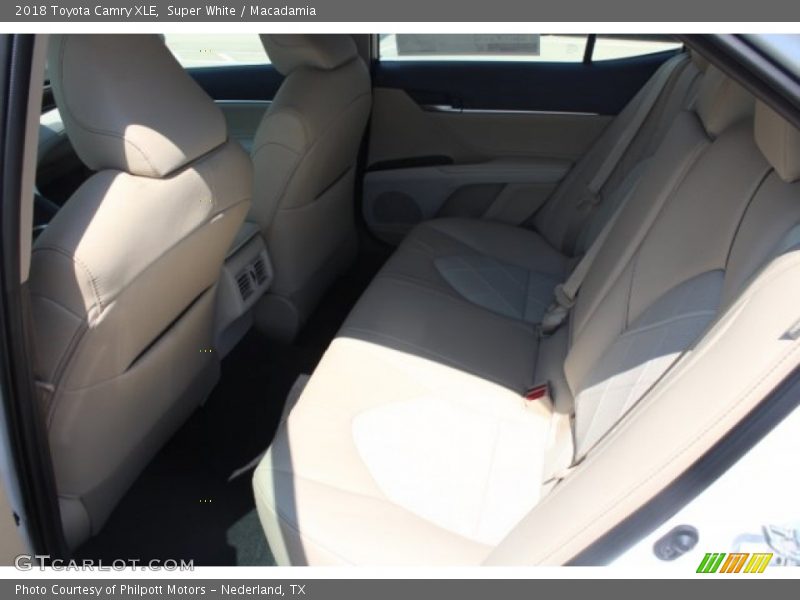 Super White / Macadamia 2018 Toyota Camry XLE