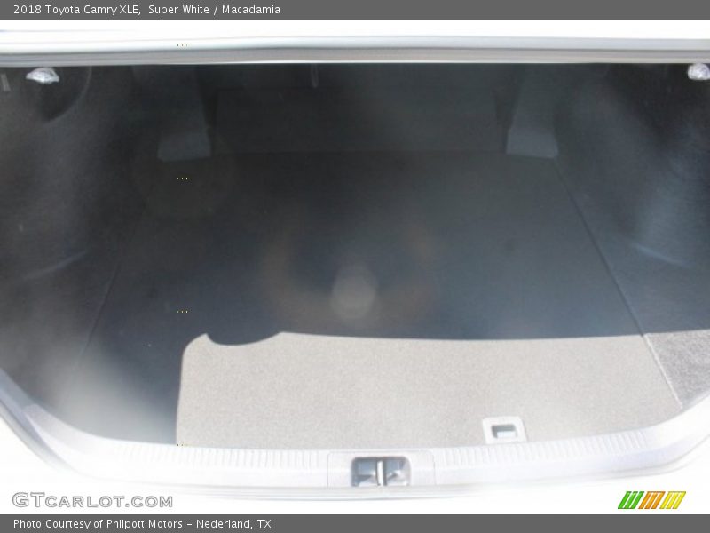 Super White / Macadamia 2018 Toyota Camry XLE