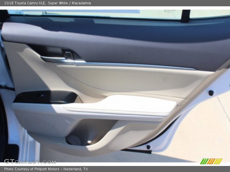 Super White / Macadamia 2018 Toyota Camry XLE