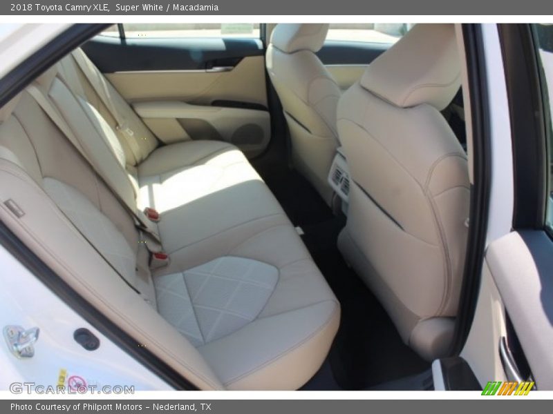 Super White / Macadamia 2018 Toyota Camry XLE