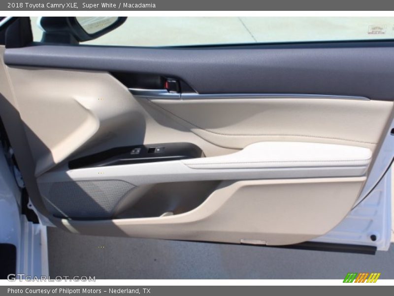 Super White / Macadamia 2018 Toyota Camry XLE