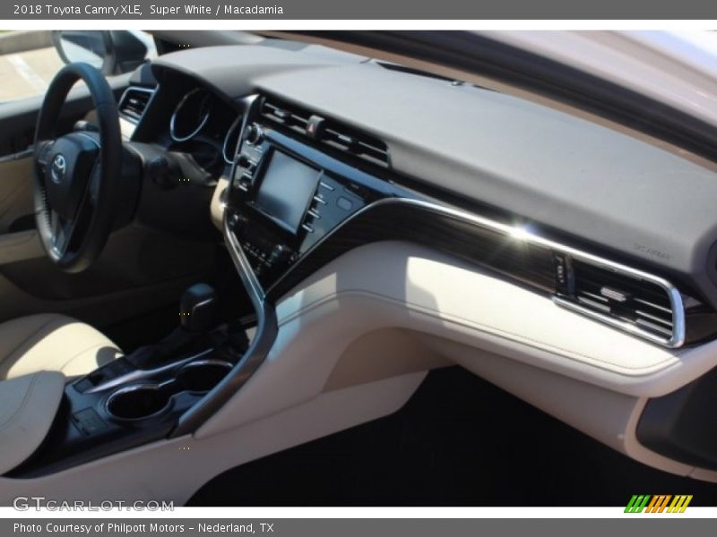 Super White / Macadamia 2018 Toyota Camry XLE