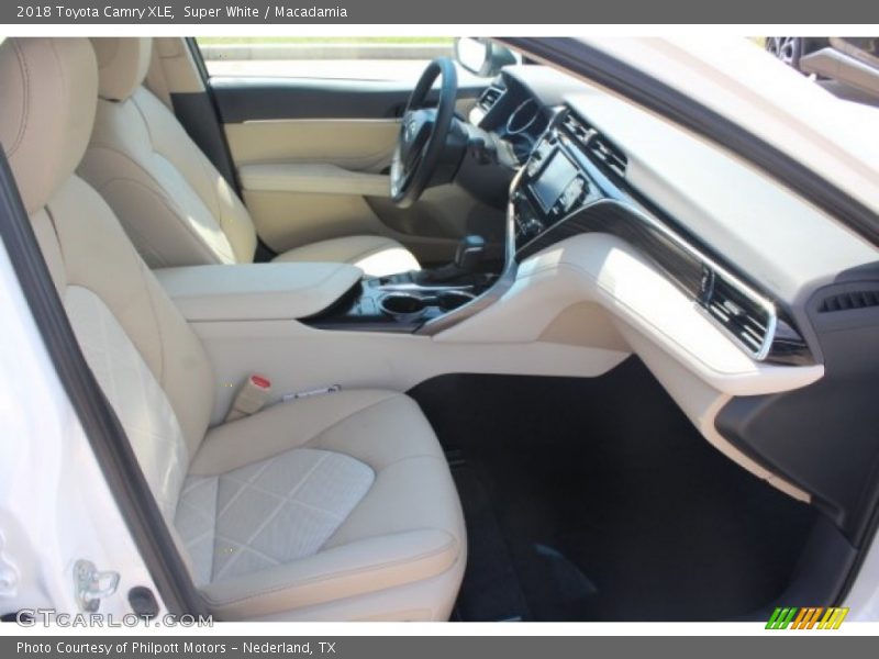 Super White / Macadamia 2018 Toyota Camry XLE