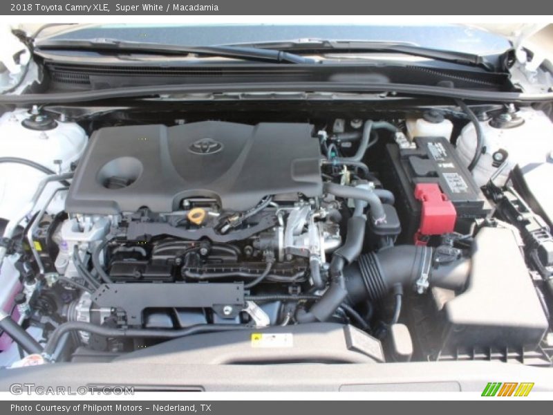 Super White / Macadamia 2018 Toyota Camry XLE