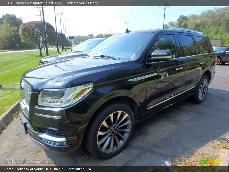 Front 3/4 View of 2018 Navigator Select 4x4