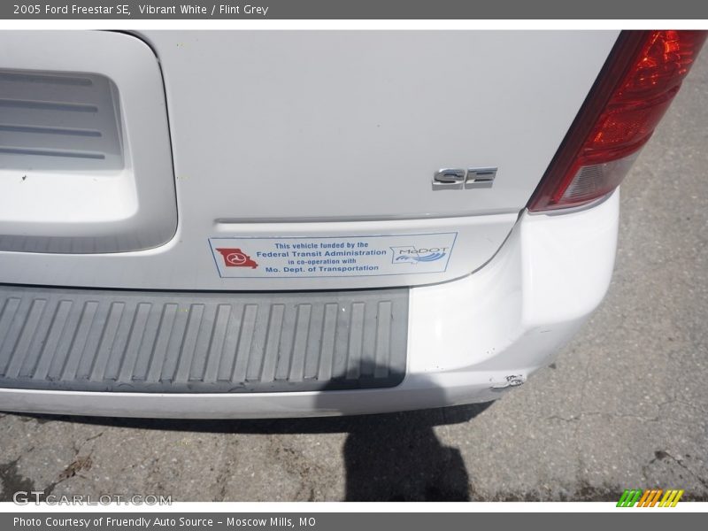 Vibrant White / Flint Grey 2005 Ford Freestar SE