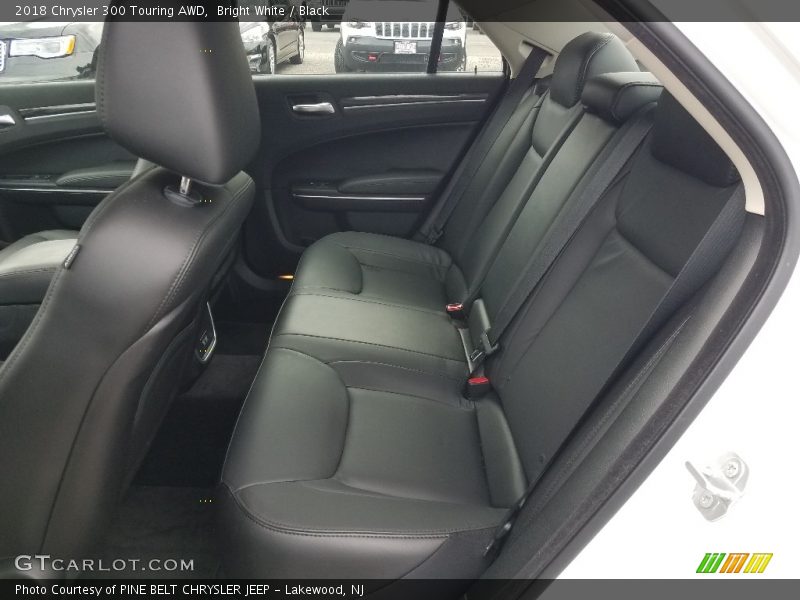 Bright White / Black 2018 Chrysler 300 Touring AWD