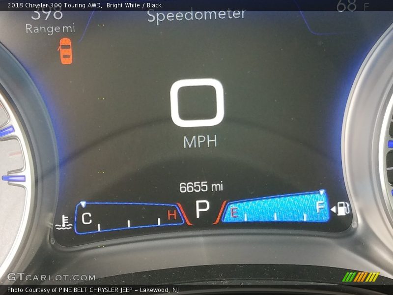 Bright White / Black 2018 Chrysler 300 Touring AWD