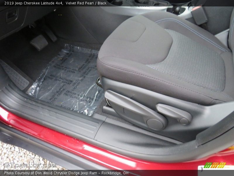 Velvet Red Pearl / Black 2019 Jeep Cherokee Latitude 4x4