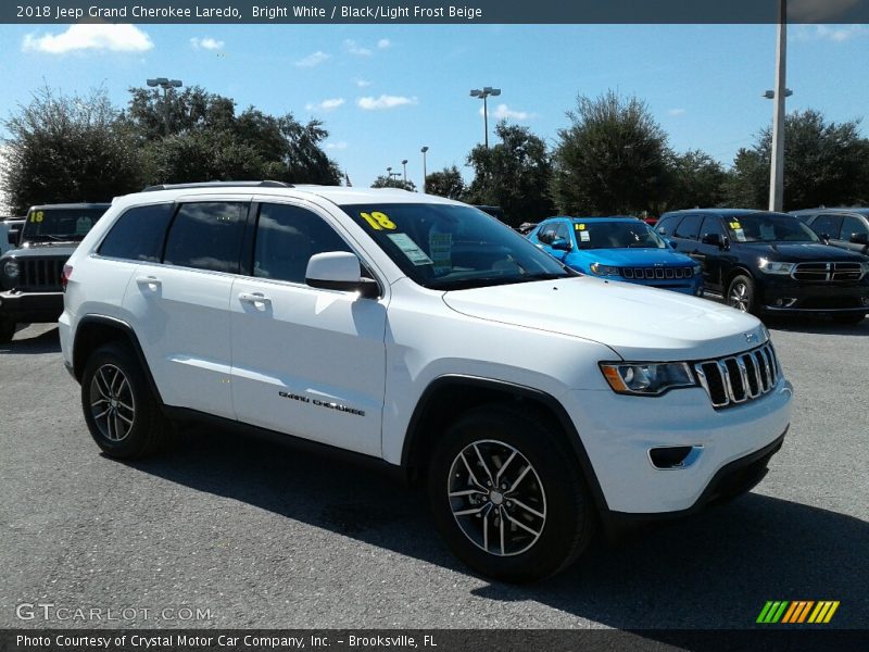 Bright White / Black/Light Frost Beige 2018 Jeep Grand Cherokee Laredo