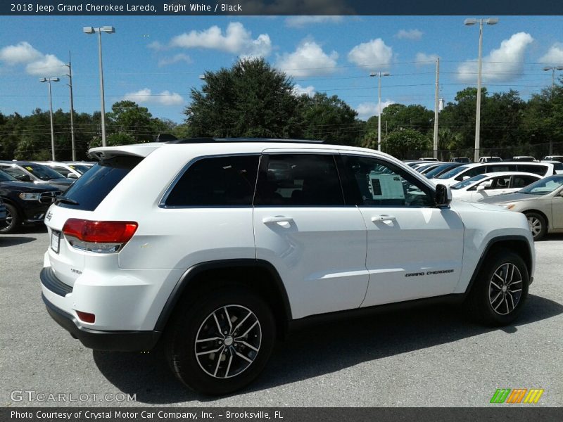 Bright White / Black 2018 Jeep Grand Cherokee Laredo