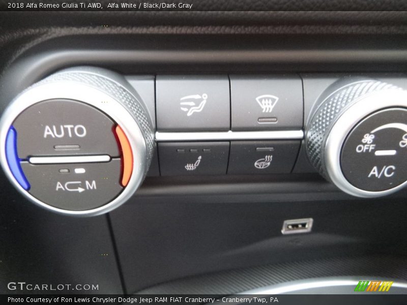 Alfa White / Black/Dark Gray 2018 Alfa Romeo Giulia Ti AWD