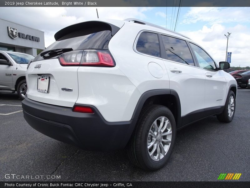 Bright White / Black 2019 Jeep Cherokee Latitude