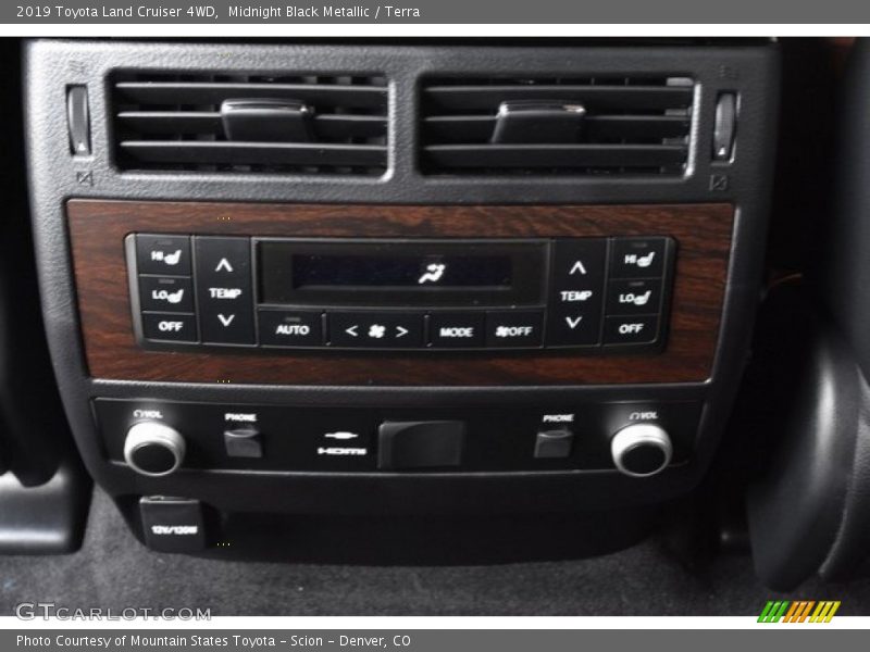 Controls of 2019 Land Cruiser 4WD