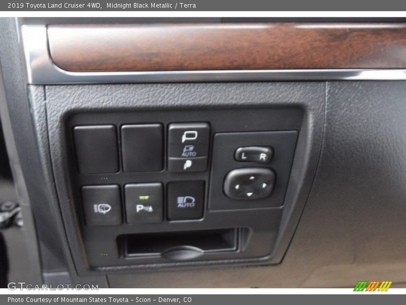 Controls of 2019 Land Cruiser 4WD