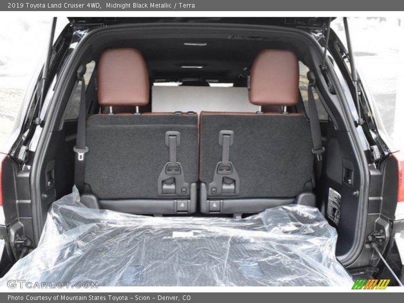  2019 Land Cruiser 4WD Trunk