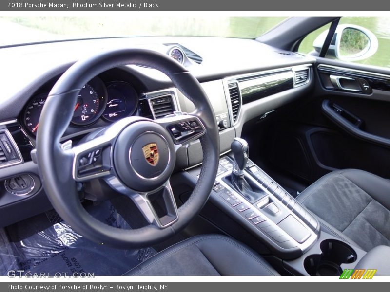 Rhodium Silver Metallic / Black 2018 Porsche Macan