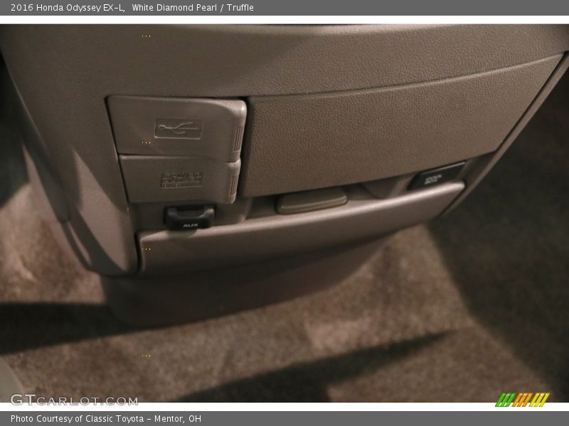White Diamond Pearl / Truffle 2016 Honda Odyssey EX-L