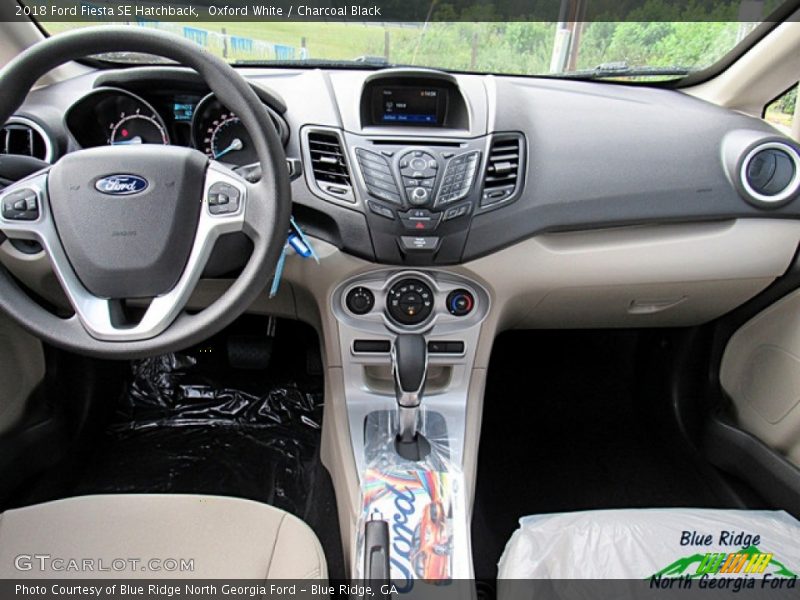 Oxford White / Charcoal Black 2018 Ford Fiesta SE Hatchback