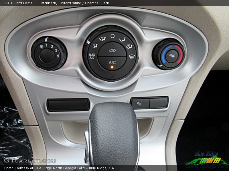 Oxford White / Charcoal Black 2018 Ford Fiesta SE Hatchback