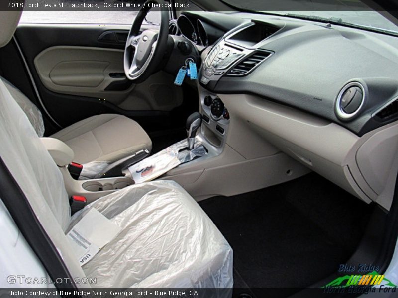 Oxford White / Charcoal Black 2018 Ford Fiesta SE Hatchback