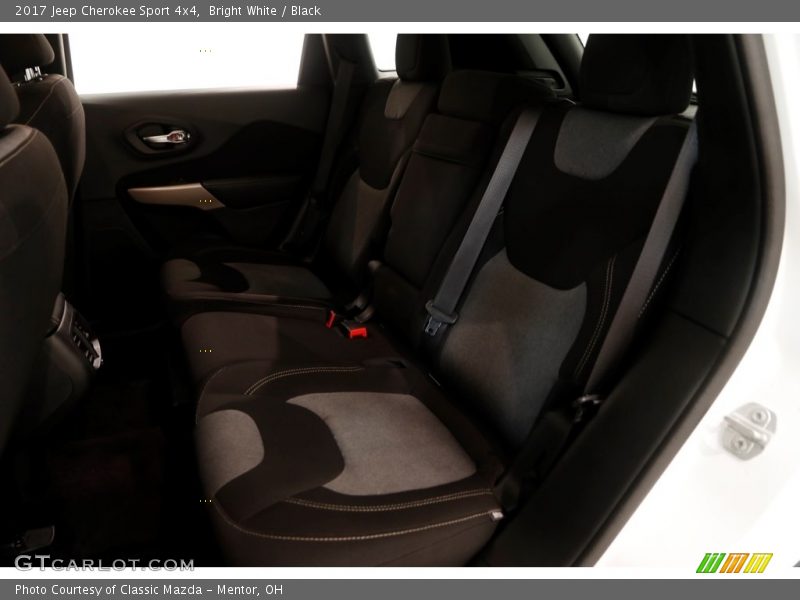 Bright White / Black 2017 Jeep Cherokee Sport 4x4
