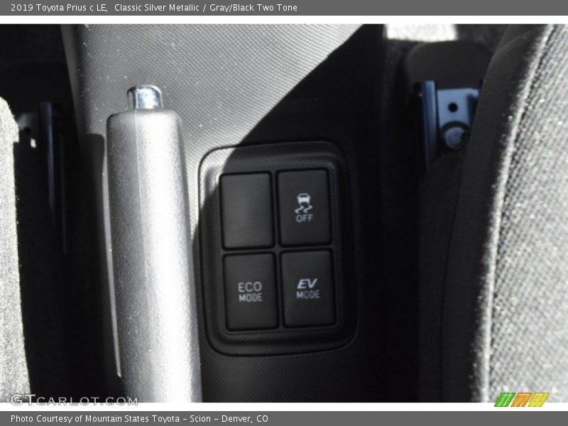 Classic Silver Metallic / Gray/Black Two Tone 2019 Toyota Prius c LE