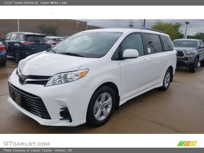 Front 3/4 View of 2019 Sienna LE