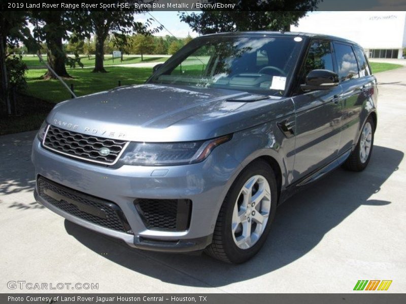 Front 3/4 View of 2019 Range Rover Sport HSE