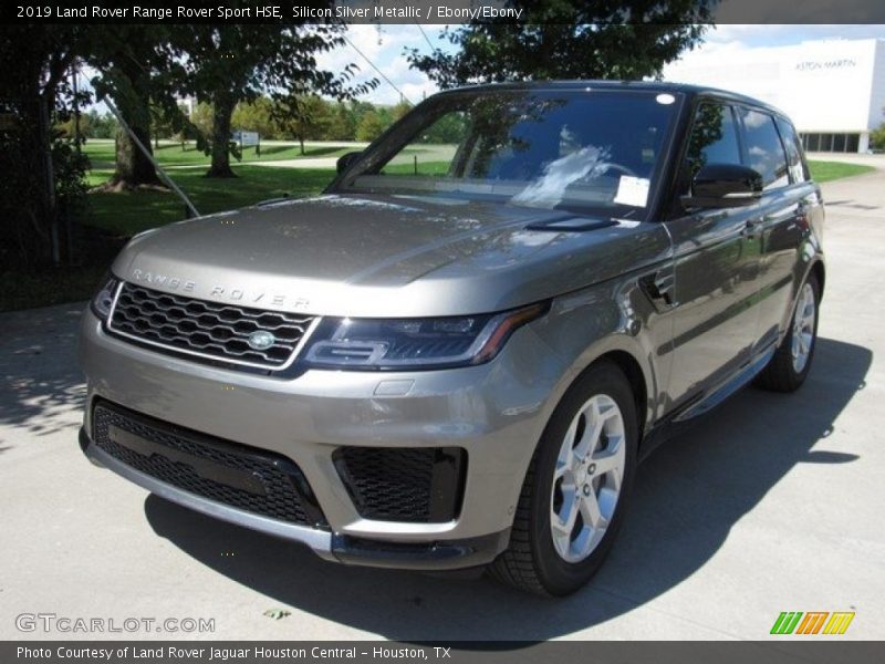 Front 3/4 View of 2019 Range Rover Sport HSE