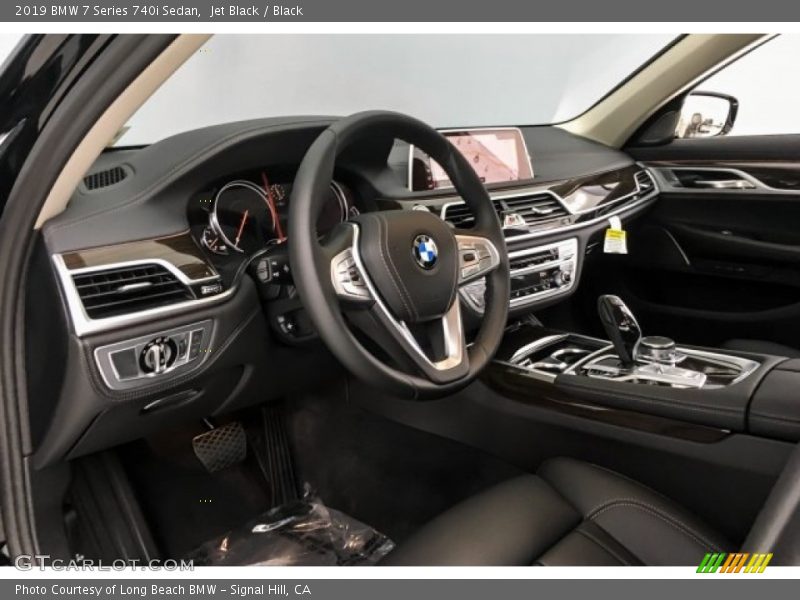 Dashboard of 2019 7 Series 740i Sedan
