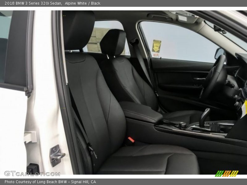 Alpine White / Black 2018 BMW 3 Series 320i Sedan