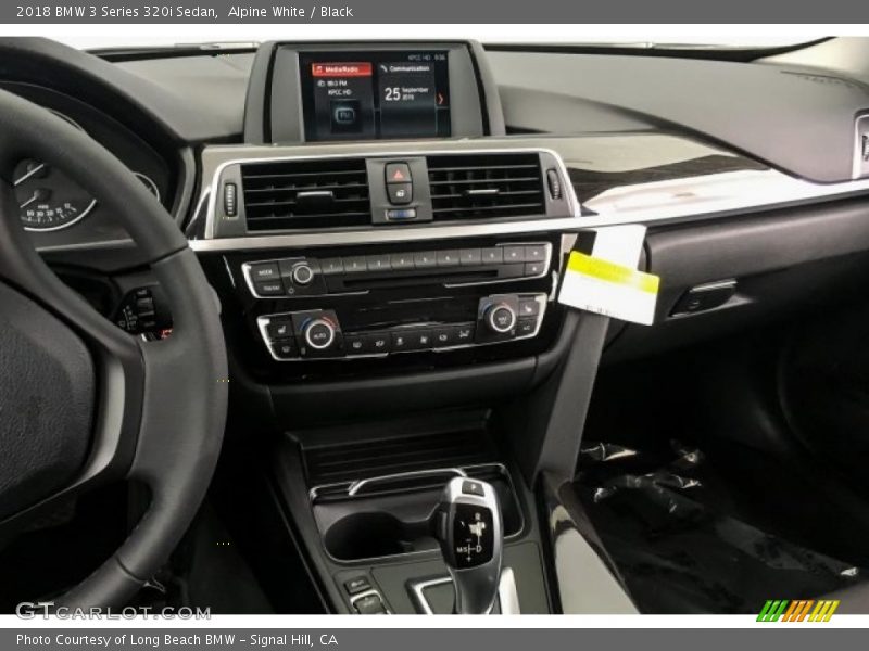 Alpine White / Black 2018 BMW 3 Series 320i Sedan