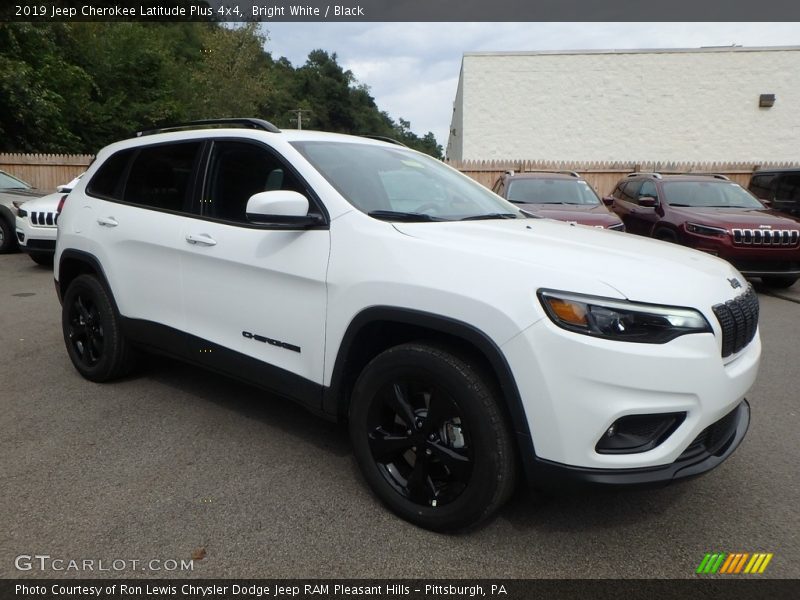 Front 3/4 View of 2019 Cherokee Latitude Plus 4x4