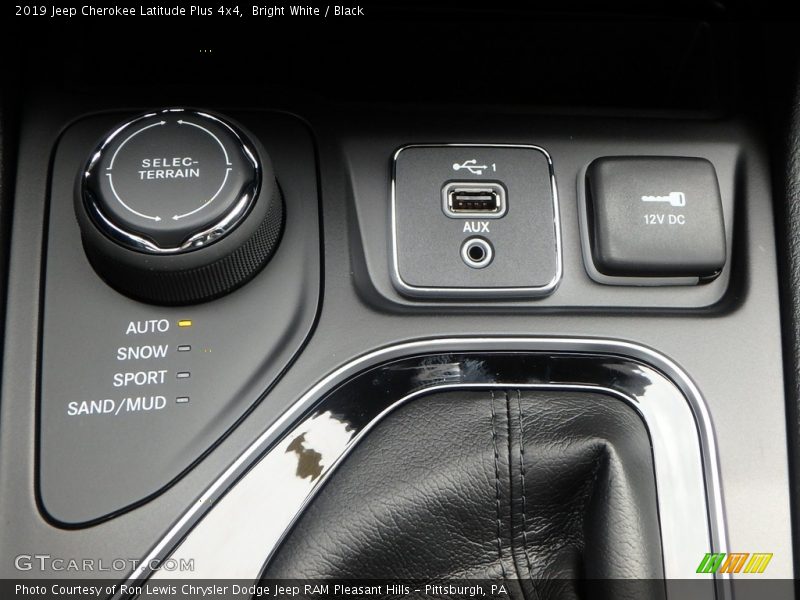 Bright White / Black 2019 Jeep Cherokee Latitude Plus 4x4
