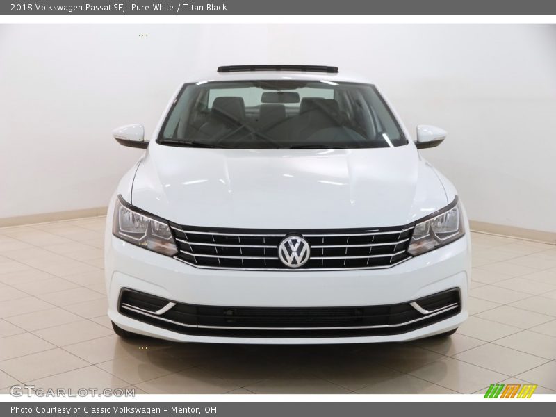 Pure White / Titan Black 2018 Volkswagen Passat SE