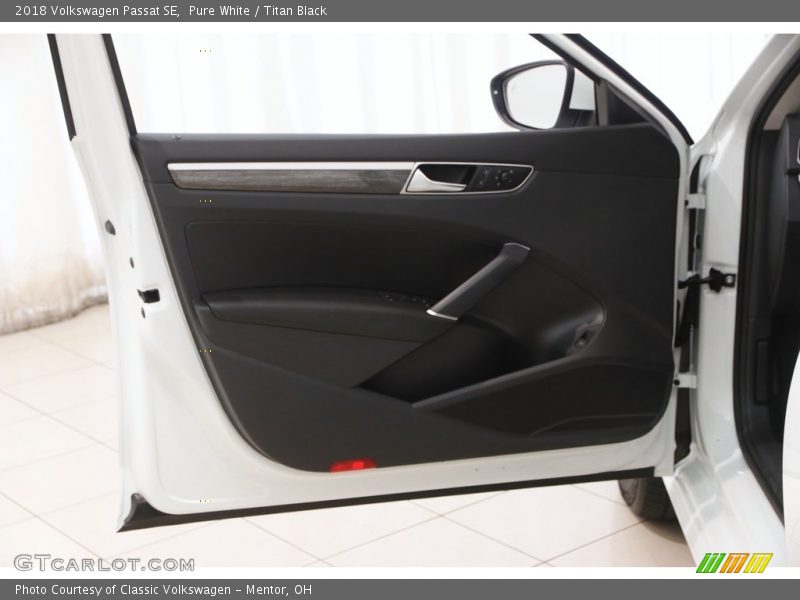 Pure White / Titan Black 2018 Volkswagen Passat SE