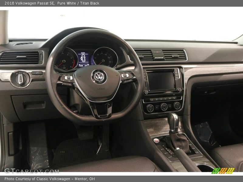 Pure White / Titan Black 2018 Volkswagen Passat SE