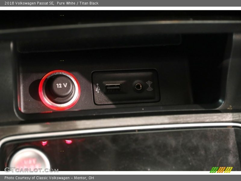 Pure White / Titan Black 2018 Volkswagen Passat SE