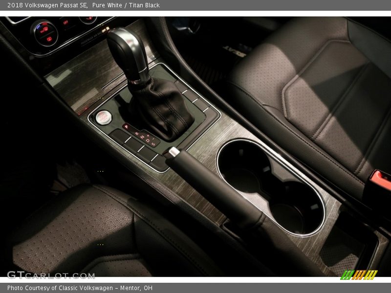 Pure White / Titan Black 2018 Volkswagen Passat SE