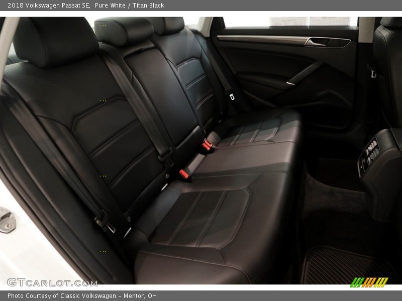 Pure White / Titan Black 2018 Volkswagen Passat SE
