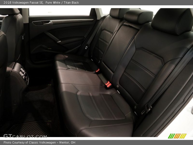 Pure White / Titan Black 2018 Volkswagen Passat SE