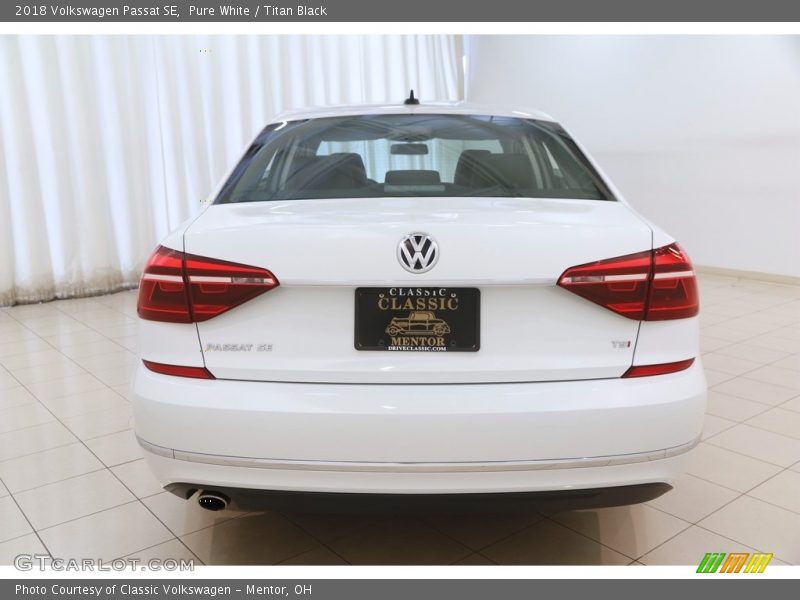 Pure White / Titan Black 2018 Volkswagen Passat SE