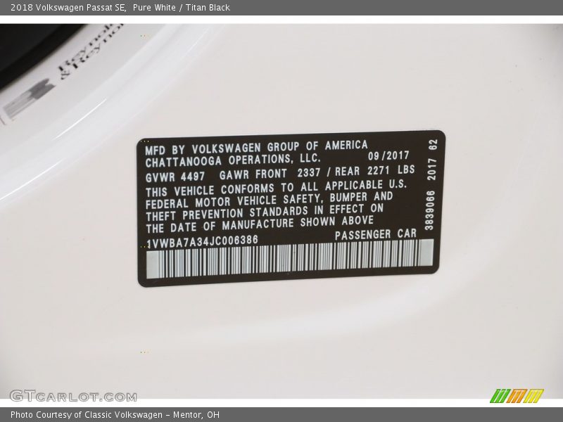 Pure White / Titan Black 2018 Volkswagen Passat SE