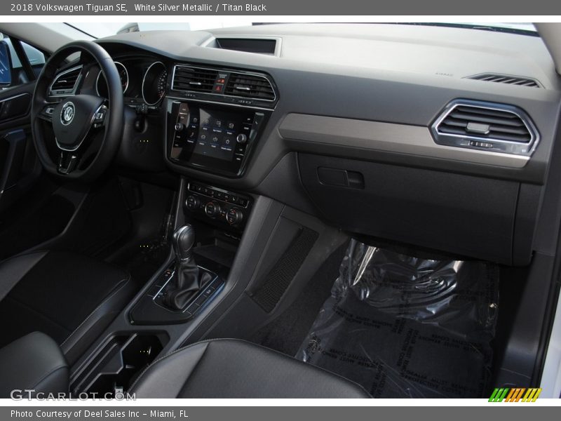 White Silver Metallic / Titan Black 2018 Volkswagen Tiguan SE